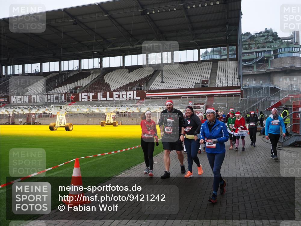 07.12.2025 - St. Pauli X-Mass-Run No. 15 Fabian Wolf http://msf.ph/oto/9421242 07.12.2025 11:45:05 Ziel 228, 291, 2246, 2644, 2844, 3485, 3489, 3492, 3529, 3530, 3552, 3553, 3575, 3578, 3624, 3630, 3920, 3921, 4103 meine-sportfotos.de