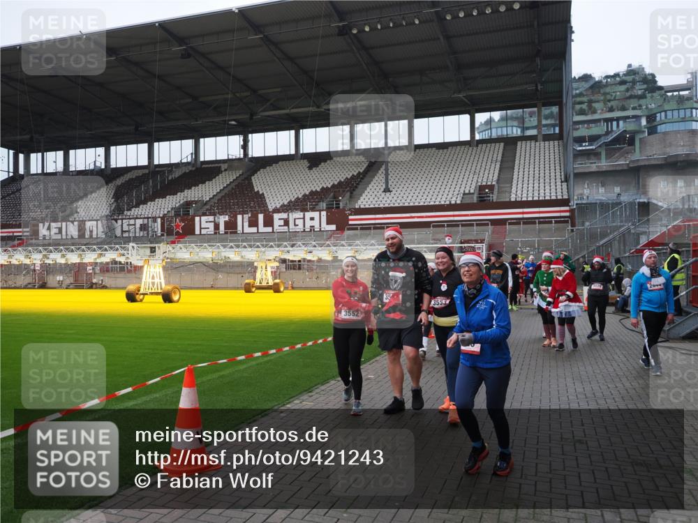 07.12.2025 - St. Pauli X-Mass-Run No. 15 Fabian Wolf http://msf.ph/oto/9421243 07.12.2025 11:45:06 Ziel 228, 291, 2246, 2844, 3485, 3489, 3492, 3529, 3530, 3552, 3553, 3575, 3578, 3624, 3630, 3920, 3921, 4103 meine-sportfotos.de