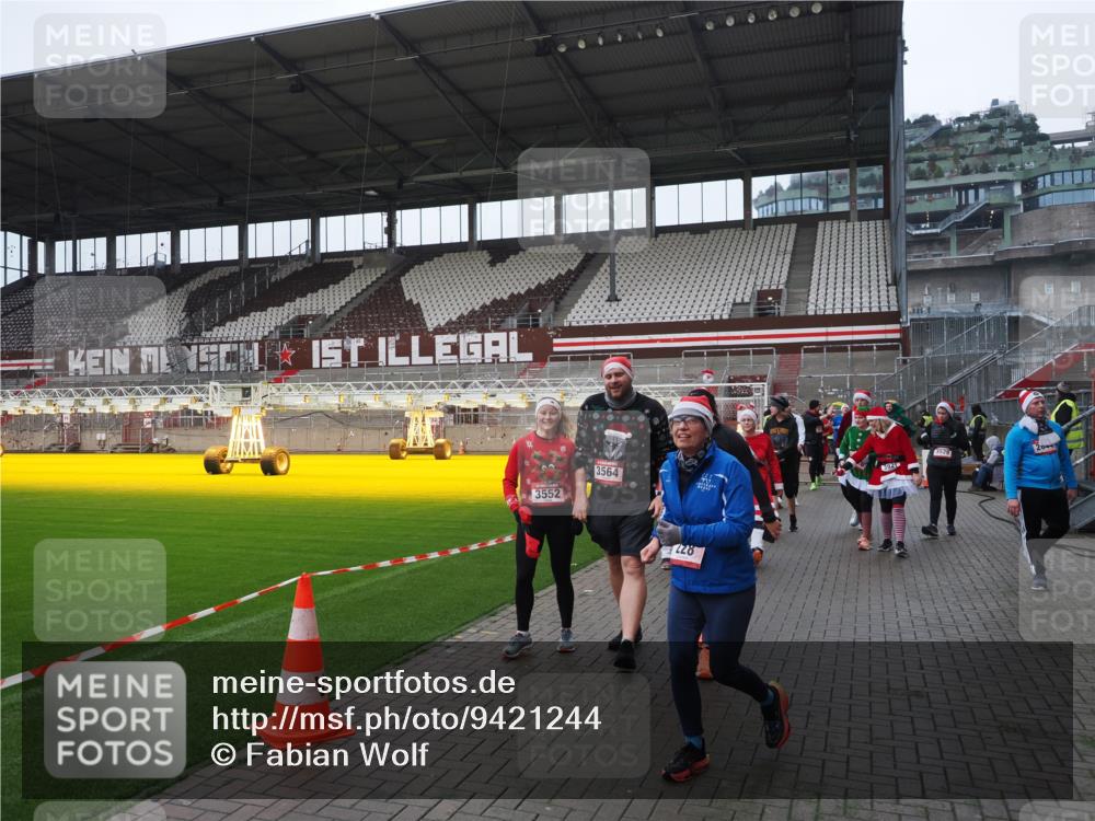 07.12.2025 - St. Pauli X-Mass-Run No. 15 Fabian Wolf http://msf.ph/oto/9421244 07.12.2025 11:45:06 Ziel 228, 291, 2246, 2844, 3485, 3489, 3492, 3529, 3530, 3552, 3553, 3575, 3578, 3624, 3630, 3920, 3921, 4103 meine-sportfotos.de