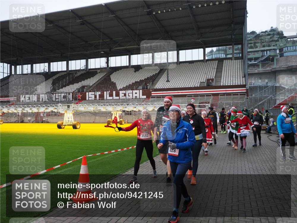 07.12.2025 - St. Pauli X-Mass-Run No. 15 Fabian Wolf http://msf.ph/oto/9421245 07.12.2025 11:45:06 Ziel 228, 291, 2246, 2844, 3485, 3489, 3492, 3529, 3530, 3552, 3553, 3575, 3578, 3624, 3630, 3920, 3921, 4103 meine-sportfotos.de