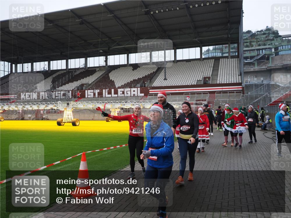 07.12.2025 - St. Pauli X-Mass-Run No. 15 Fabian Wolf http://msf.ph/oto/9421246 07.12.2025 11:45:06 Ziel 228, 291, 2246, 2844, 3485, 3489, 3492, 3529, 3530, 3552, 3553, 3575, 3578, 3624, 3630, 3920, 3921, 4103 meine-sportfotos.de