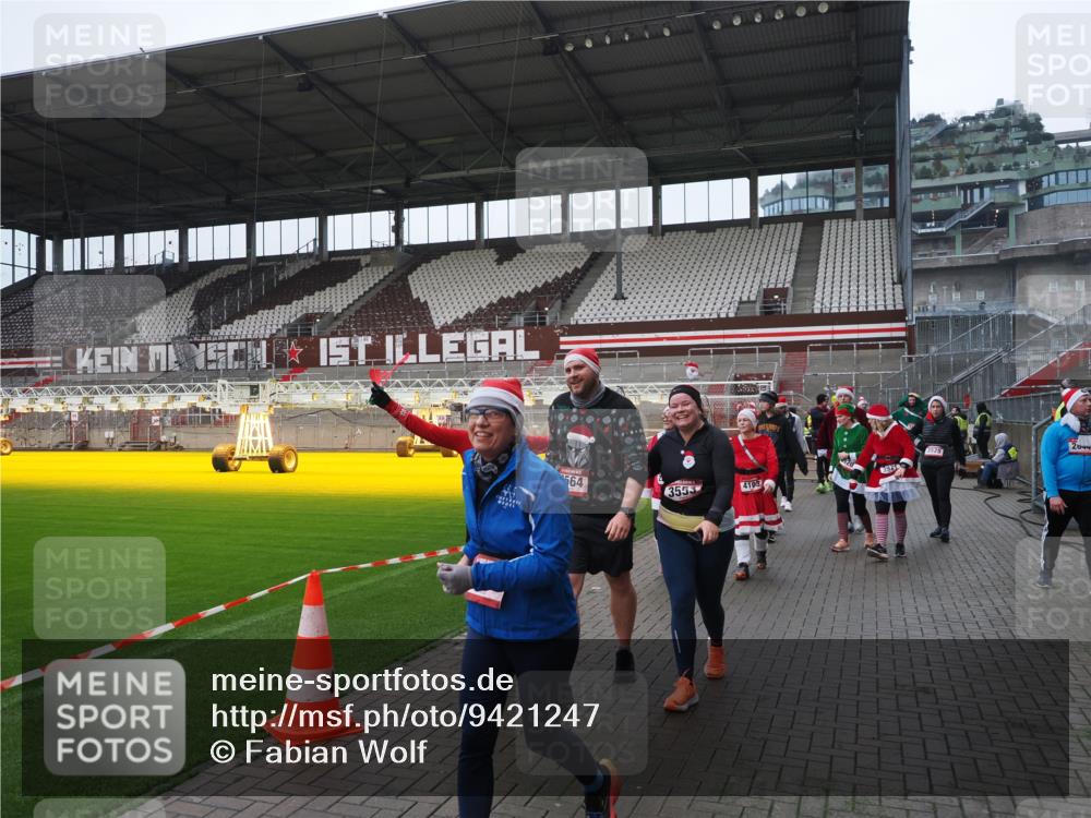 07.12.2025 - St. Pauli X-Mass-Run No. 15 Fabian Wolf http://msf.ph/oto/9421247 07.12.2025 11:45:06 Ziel 228, 291, 2246, 2844, 3485, 3489, 3492, 3529, 3530, 3552, 3553, 3575, 3578, 3624, 3630, 3920, 3921, 4103 meine-sportfotos.de