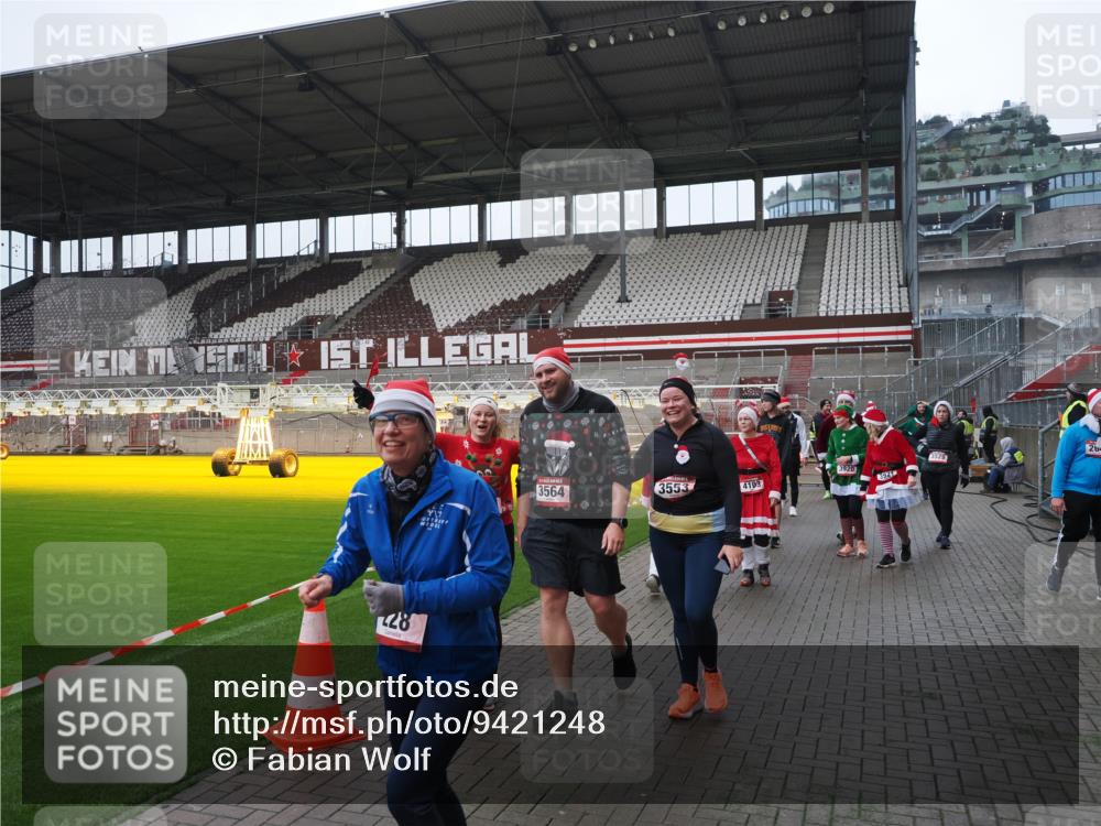 07.12.2025 - St. Pauli X-Mass-Run No. 15 Fabian Wolf http://msf.ph/oto/9421248 07.12.2025 11:45:07 Ziel 228, 291, 2246, 2844, 3485, 3489, 3492, 3529, 3530, 3552, 3553, 3575, 3578, 3624, 3630, 3920, 3921, 4103 meine-sportfotos.de