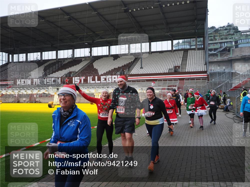 07.12.2025 - St. Pauli X-Mass-Run No. 15 Fabian Wolf http://msf.ph/oto/9421249 07.12.2025 11:45:07 Ziel 228, 291, 2246, 2844, 3485, 3489, 3492, 3529, 3530, 3552, 3553, 3575, 3578, 3624, 3630, 3920, 3921, 4103 meine-sportfotos.de