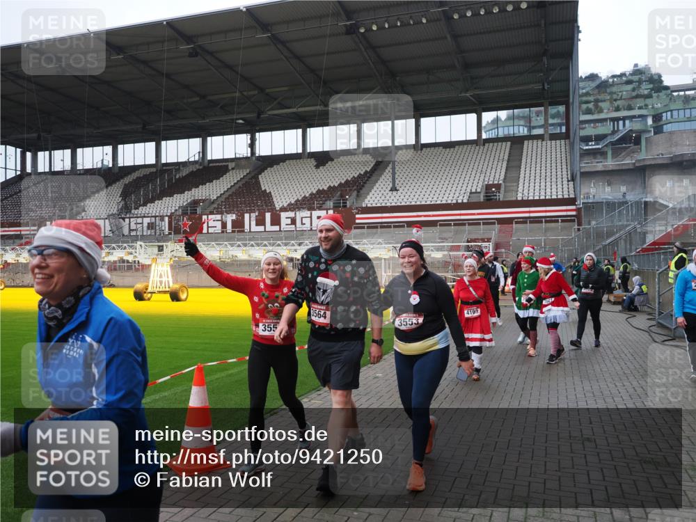 07.12.2025 - St. Pauli X-Mass-Run No. 15 Fabian Wolf http://msf.ph/oto/9421250 07.12.2025 11:45:07 Ziel 228, 291, 2246, 2844, 3485, 3489, 3492, 3529, 3530, 3552, 3553, 3575, 3578, 3624, 3630, 3920, 3921, 4103 meine-sportfotos.de