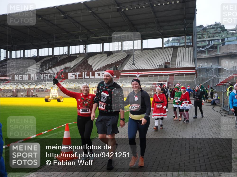 07.12.2025 - St. Pauli X-Mass-Run No. 15 Fabian Wolf http://msf.ph/oto/9421251 07.12.2025 11:45:07 Ziel 228, 291, 2246, 2844, 3485, 3489, 3492, 3529, 3530, 3552, 3553, 3575, 3578, 3624, 3630, 3920, 3921, 4103 meine-sportfotos.de