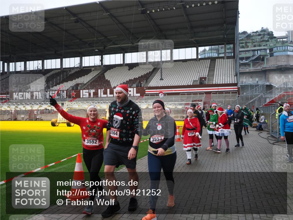 07.12.2025 - St. Pauli X-Mass-Run No. 15 Fabian Wolf http://msf.ph/oto/9421252 07.12.2025 11:45:07 Ziel 228, 291, 2246, 2844, 3485, 3489, 3492, 3529, 3530, 3552, 3553, 3575, 3578, 3624, 3630, 3920, 3921, 4103 meine-sportfotos.de