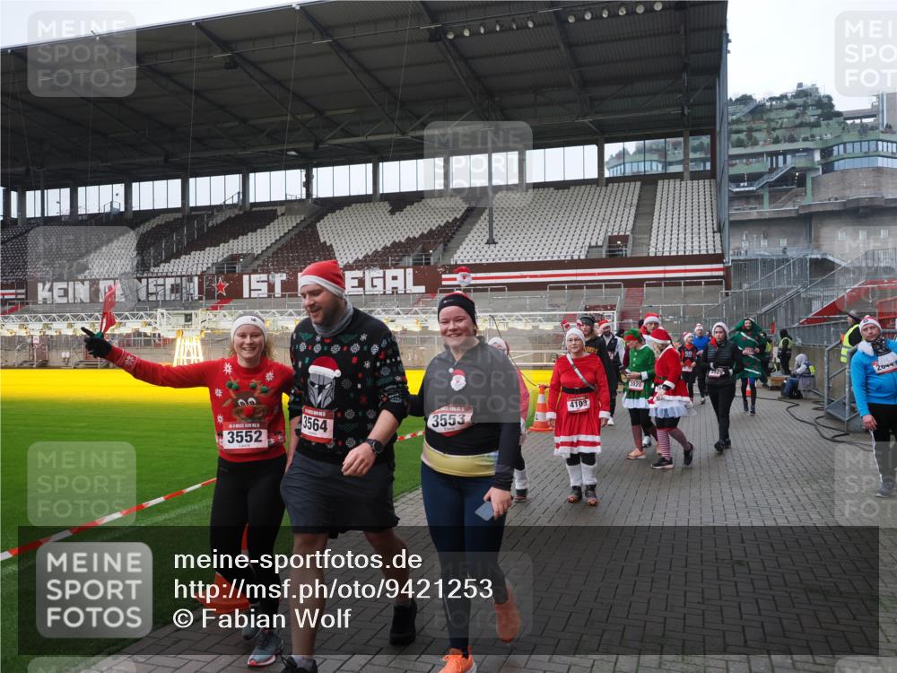 07.12.2025 - St. Pauli X-Mass-Run No. 15 Fabian Wolf http://msf.ph/oto/9421253 07.12.2025 11:45:08 Ziel 228, 291, 2246, 2844, 3485, 3489, 3492, 3529, 3530, 3552, 3553, 3575, 3578, 3624, 3630, 3920, 3921, 4103 meine-sportfotos.de