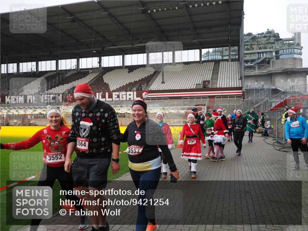 07.12.2025 - St. Pauli X-Mass-Run No. 15 Fabian Wolf http://msf.ph/oto/9421254 07.12.2025 11:45:08 Ziel 228, 291, 2246, 2844, 3485, 3489, 3492, 3529, 3530, 3552, 3553, 3575, 3578, 3624, 3630, 3920, 3921, 4103 meine-sportfotos.de