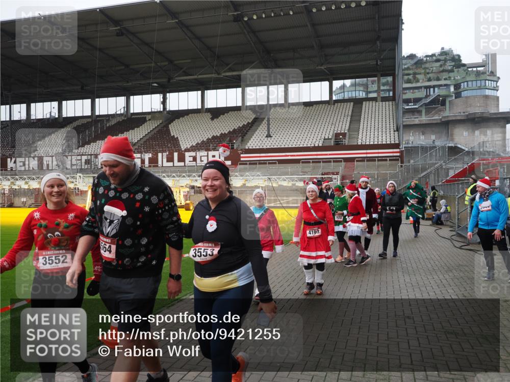 07.12.2025 - St. Pauli X-Mass-Run No. 15 Fabian Wolf http://msf.ph/oto/9421255 07.12.2025 11:45:08 Ziel 228, 291, 2246, 2844, 3485, 3489, 3492, 3529, 3530, 3552, 3553, 3575, 3578, 3624, 3630, 3920, 3921, 4103 meine-sportfotos.de