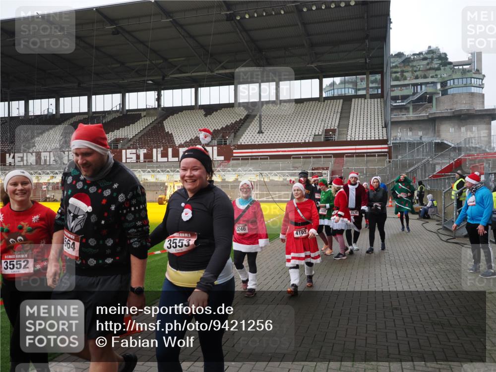 07.12.2025 - St. Pauli X-Mass-Run No. 15 Fabian Wolf http://msf.ph/oto/9421256 07.12.2025 11:45:08 Ziel 228, 291, 2246, 2844, 3485, 3489, 3492, 3529, 3530, 3552, 3553, 3575, 3578, 3624, 3630, 3920, 3921, 4103 meine-sportfotos.de