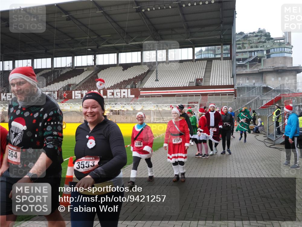 07.12.2025 - St. Pauli X-Mass-Run No. 15 Fabian Wolf http://msf.ph/oto/9421257 07.12.2025 11:45:09 Ziel 228, 291, 2246, 2844, 3485, 3489, 3492, 3529, 3530, 3552, 3553, 3575, 3578, 3624, 3920, 3921, 4103 meine-sportfotos.de