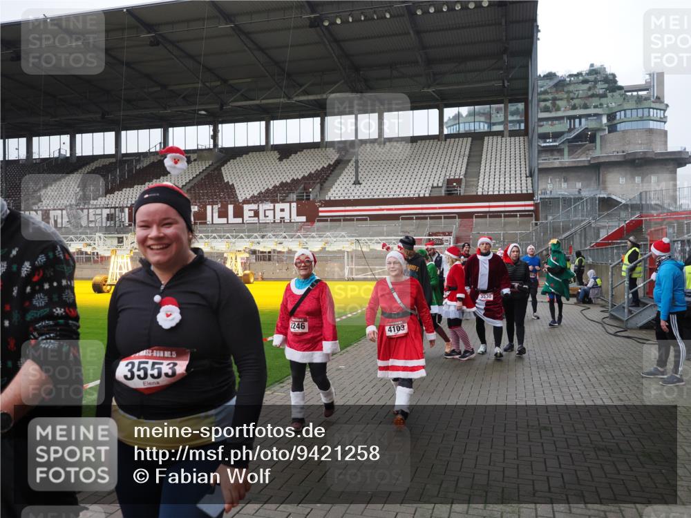 07.12.2025 - St. Pauli X-Mass-Run No. 15 Fabian Wolf http://msf.ph/oto/9421258 07.12.2025 11:45:09 Ziel 228, 291, 2246, 2844, 3485, 3489, 3492, 3529, 3530, 3552, 3553, 3575, 3578, 3624, 3920, 3921, 4103 meine-sportfotos.de