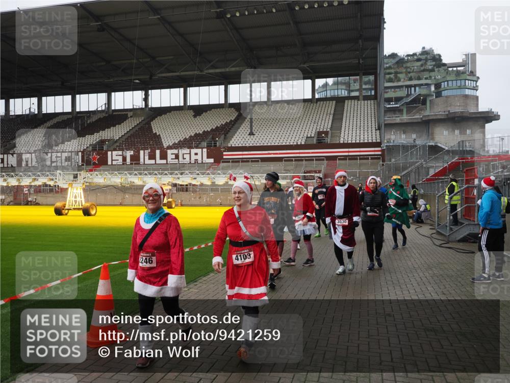 07.12.2025 - St. Pauli X-Mass-Run No. 15 Fabian Wolf http://msf.ph/oto/9421259 07.12.2025 11:45:10 Ziel 228, 291, 2246, 2844, 3485, 3489, 3492, 3529, 3530, 3552, 3553, 3575, 3578, 3920, 3921, 4103 meine-sportfotos.de