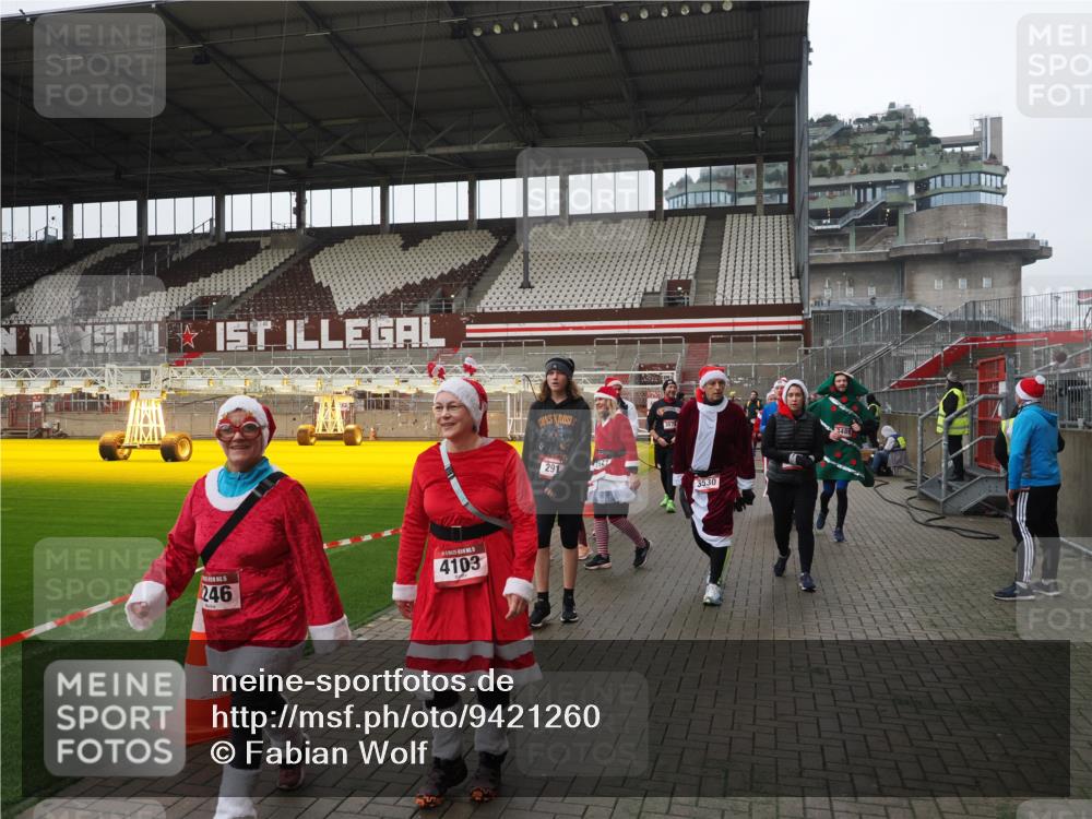 07.12.2025 - St. Pauli X-Mass-Run No. 15 Fabian Wolf http://msf.ph/oto/9421260 07.12.2025 11:45:10 Ziel 228, 291, 2246, 2844, 3485, 3489, 3492, 3529, 3530, 3552, 3553, 3575, 3578, 3920, 3921, 4103 meine-sportfotos.de