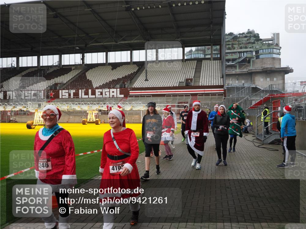 07.12.2025 - St. Pauli X-Mass-Run No. 15 Fabian Wolf http://msf.ph/oto/9421261 07.12.2025 11:45:10 Ziel 228, 291, 2246, 2844, 3485, 3489, 3492, 3529, 3530, 3552, 3553, 3575, 3578, 3920, 3921, 4103 meine-sportfotos.de