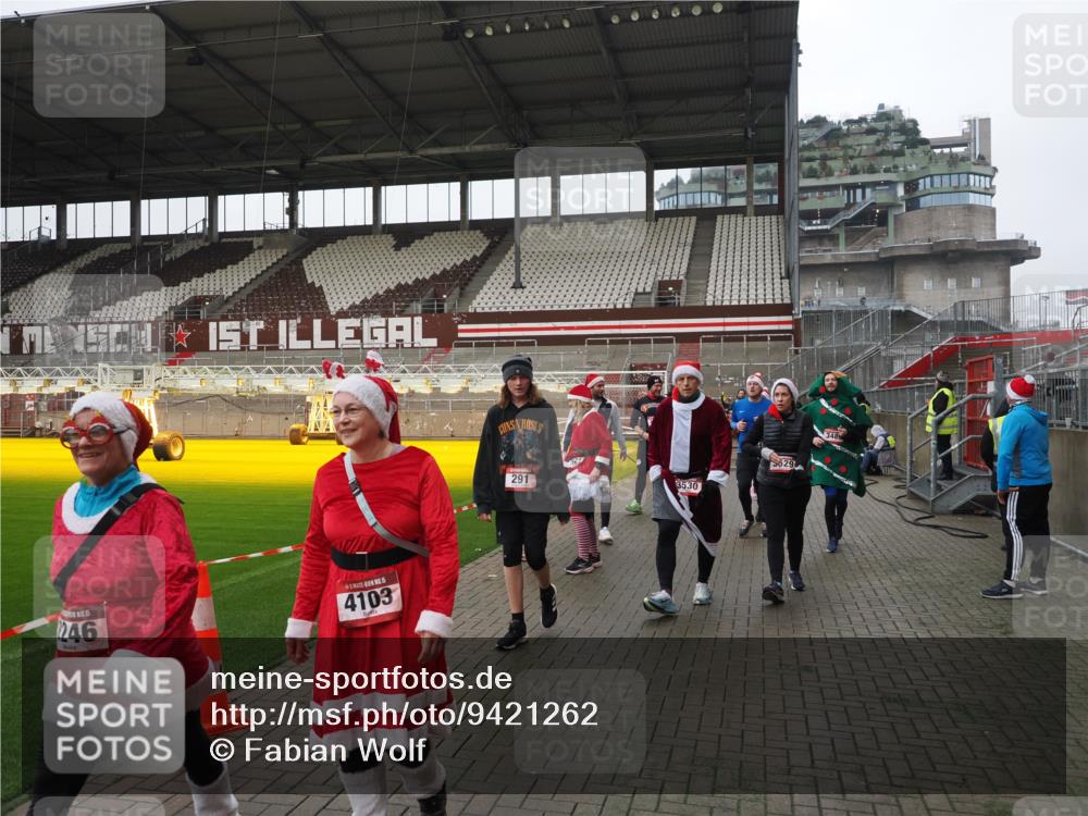 07.12.2025 - St. Pauli X-Mass-Run No. 15 Fabian Wolf http://msf.ph/oto/9421262 07.12.2025 11:45:10 Ziel 228, 291, 2246, 2844, 3485, 3489, 3492, 3529, 3530, 3552, 3553, 3575, 3578, 3920, 3921, 4103 meine-sportfotos.de