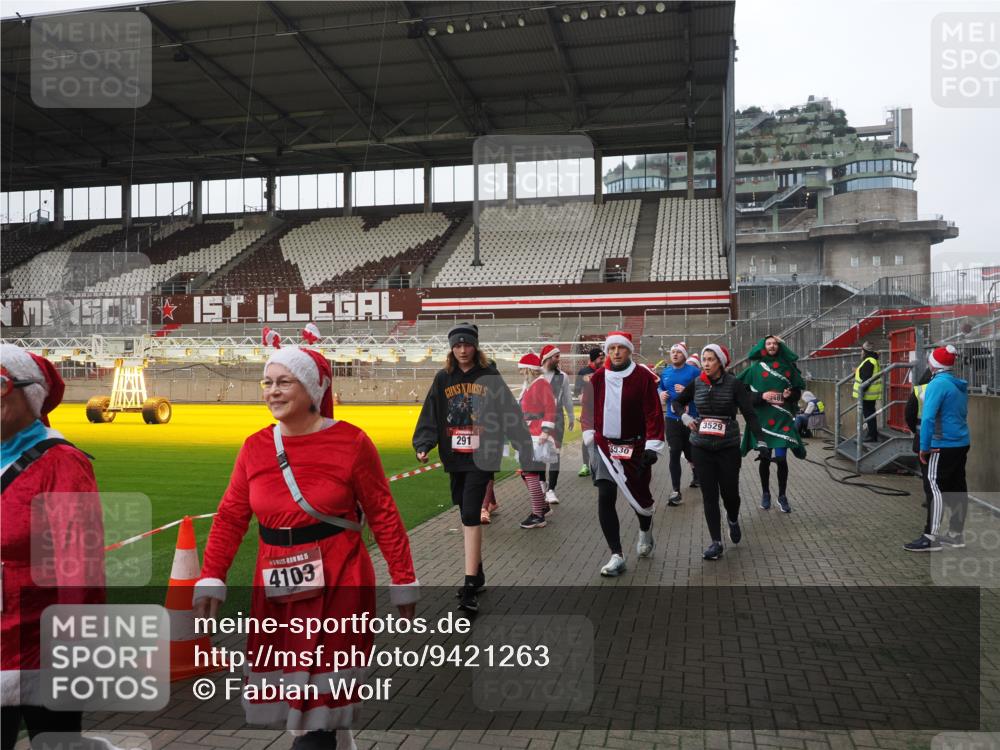 07.12.2025 - St. Pauli X-Mass-Run No. 15 Fabian Wolf http://msf.ph/oto/9421263 07.12.2025 11:45:11 Ziel 228, 291, 2246, 2624, 2844, 3485, 3489, 3492, 3529, 3530, 3552, 3553, 3575, 3578, 3920, 3921, 4103 meine-sportfotos.de
