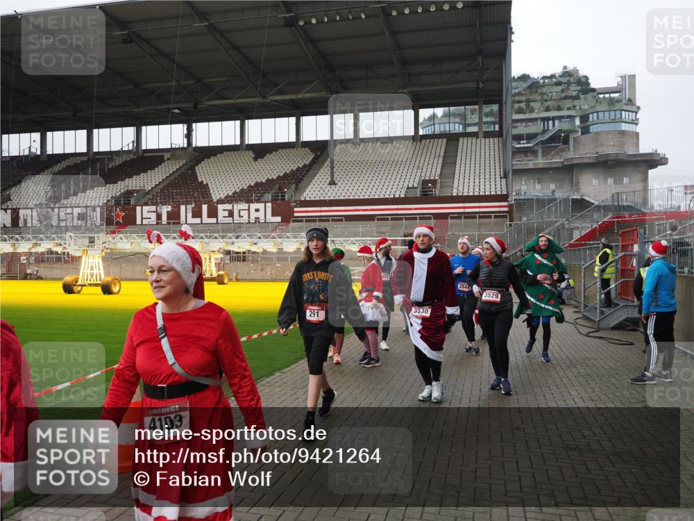 07.12.2025 - St. Pauli X-Mass-Run No. 15 Fabian Wolf http://msf.ph/oto/9421264 07.12.2025 11:45:11 Ziel 228, 291, 2246, 2624, 2844, 3485, 3489, 3492, 3529, 3530, 3552, 3553, 3575, 3578, 3920, 3921, 4103 meine-sportfotos.de