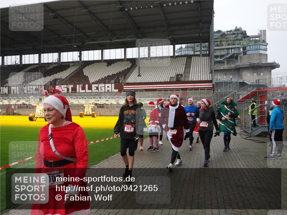 07.12.2025 - St. Pauli X-Mass-Run No. 15 Fabian Wolf http://msf.ph/oto/9421265 07.12.2025 11:45:11 Ziel 228, 291, 2246, 2624, 2844, 3485, 3489, 3492, 3529, 3530, 3552, 3553, 3575, 3578, 3920, 3921, 4103 meine-sportfotos.de