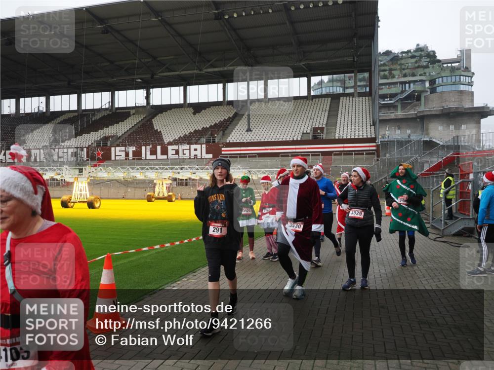 07.12.2025 - St. Pauli X-Mass-Run No. 15 Fabian Wolf http://msf.ph/oto/9421266 07.12.2025 11:45:11 Ziel 228, 291, 2246, 2624, 2844, 3485, 3489, 3492, 3529, 3530, 3552, 3553, 3575, 3578, 3920, 3921, 4103 meine-sportfotos.de