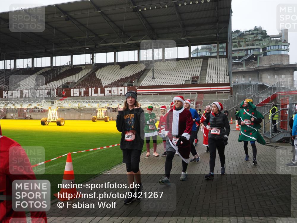07.12.2025 - St. Pauli X-Mass-Run No. 15 Fabian Wolf http://msf.ph/oto/9421267 07.12.2025 11:45:12 Ziel 228, 291, 2246, 2624, 2844, 3485, 3489, 3492, 3529, 3530, 3552, 3553, 3575, 3578, 3920, 3921, 4103 meine-sportfotos.de