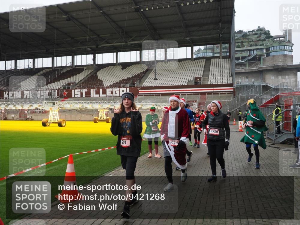 07.12.2025 - St. Pauli X-Mass-Run No. 15 Fabian Wolf http://msf.ph/oto/9421268 07.12.2025 11:45:12 Ziel 228, 291, 2246, 2624, 2844, 3485, 3489, 3492, 3529, 3530, 3552, 3553, 3575, 3578, 3920, 3921, 4103 meine-sportfotos.de