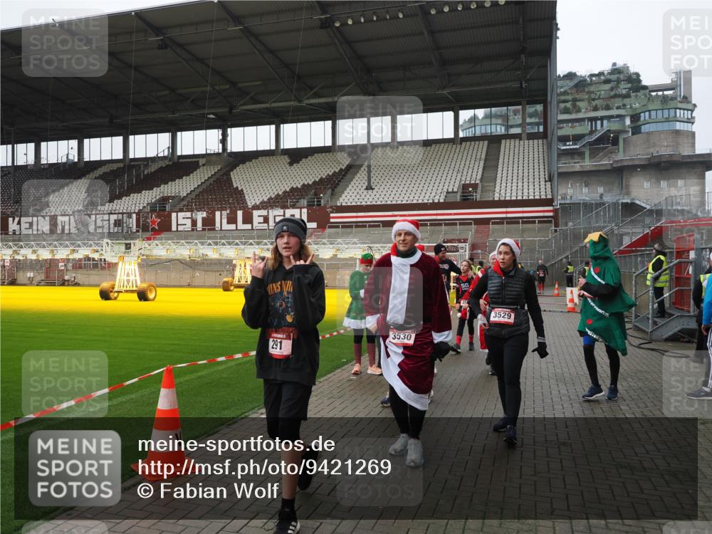 07.12.2025 - St. Pauli X-Mass-Run No. 15 Fabian Wolf http://msf.ph/oto/9421269 07.12.2025 11:45:12 Ziel 228, 291, 2246, 2624, 2844, 3485, 3489, 3492, 3529, 3530, 3552, 3553, 3575, 3578, 3920, 3921, 4103 meine-sportfotos.de