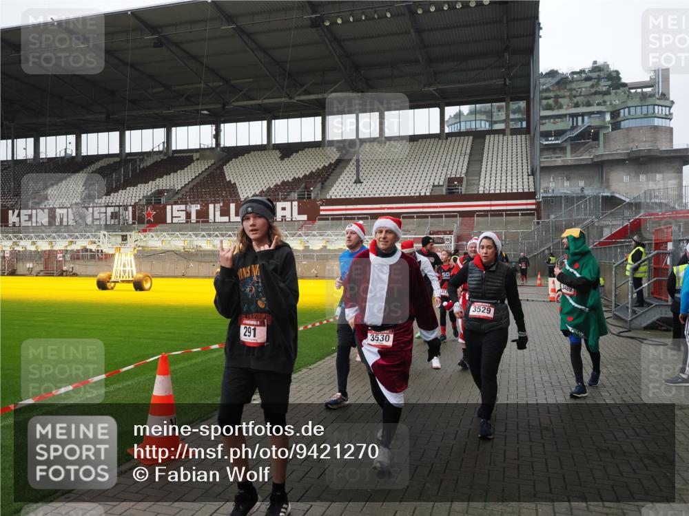 07.12.2025 - St. Pauli X-Mass-Run No. 15 Fabian Wolf http://msf.ph/oto/9421270 07.12.2025 11:45:12 Ziel 228, 291, 2246, 2624, 2844, 3485, 3489, 3492, 3529, 3530, 3552, 3553, 3575, 3578, 3920, 3921, 4103 meine-sportfotos.de