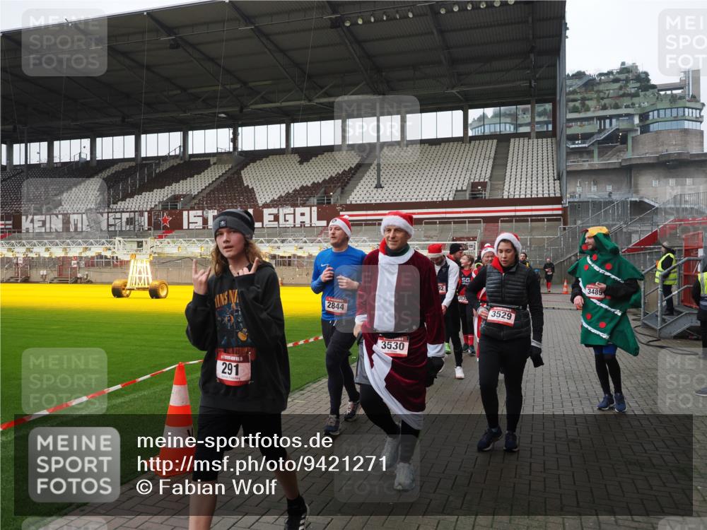 07.12.2025 - St. Pauli X-Mass-Run No. 15 Fabian Wolf http://msf.ph/oto/9421271 07.12.2025 11:45:12 Ziel 228, 291, 2246, 2624, 2844, 3485, 3489, 3492, 3529, 3530, 3552, 3553, 3575, 3578, 3920, 3921, 4103 meine-sportfotos.de