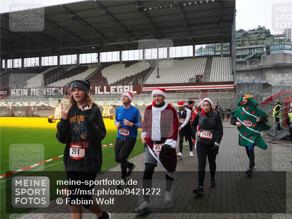 07.12.2025 - St. Pauli X-Mass-Run No. 15 Fabian Wolf http://msf.ph/oto/9421272 07.12.2025 11:45:13 Ziel 228, 291, 2246, 2624, 2844, 3485, 3489, 3492, 3529, 3530, 3552, 3575, 3578, 3920, 3921, 4103 meine-sportfotos.de