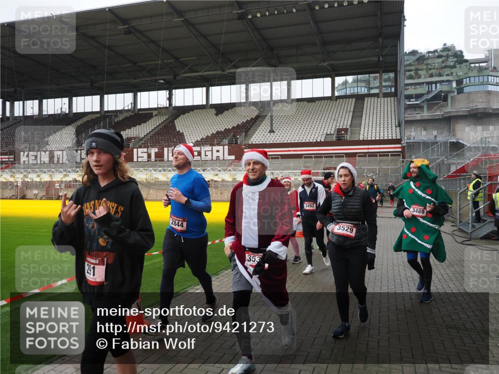 07.12.2025 - St. Pauli X-Mass-Run No. 15 Fabian Wolf http://msf.ph/oto/9421273 07.12.2025 11:45:13 Ziel 228, 291, 2246, 2624, 2844, 3485, 3489, 3492, 3529, 3530, 3552, 3575, 3578, 3920, 3921, 4103 meine-sportfotos.de