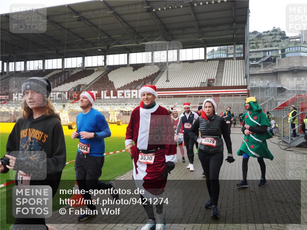 07.12.2025 - St. Pauli X-Mass-Run No. 15 Fabian Wolf http://msf.ph/oto/9421274 07.12.2025 11:45:13 Ziel 228, 291, 2246, 2624, 2844, 3485, 3489, 3492, 3529, 3530, 3552, 3575, 3578, 3920, 3921, 4103 meine-sportfotos.de