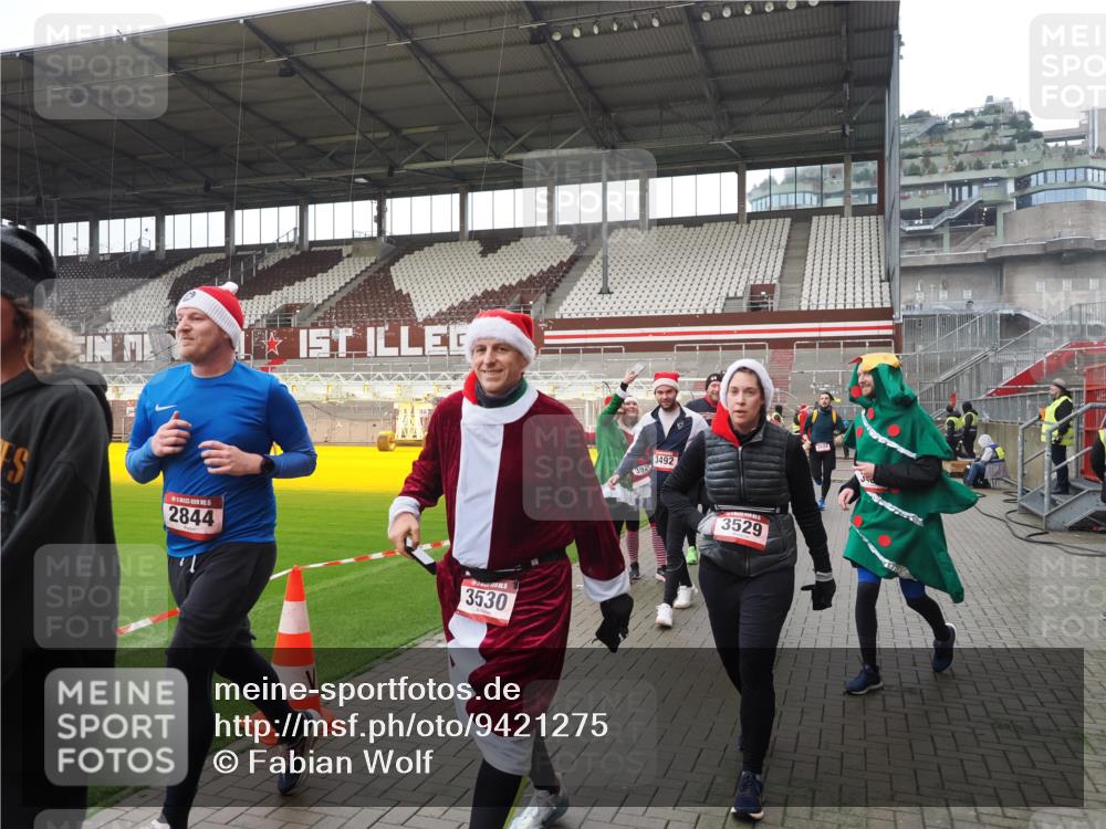 07.12.2025 - St. Pauli X-Mass-Run No. 15 Fabian Wolf http://msf.ph/oto/9421275 07.12.2025 11:45:13 Ziel 228, 291, 2246, 2624, 2844, 3485, 3489, 3492, 3529, 3530, 3552, 3575, 3578, 3920, 3921, 4103 meine-sportfotos.de