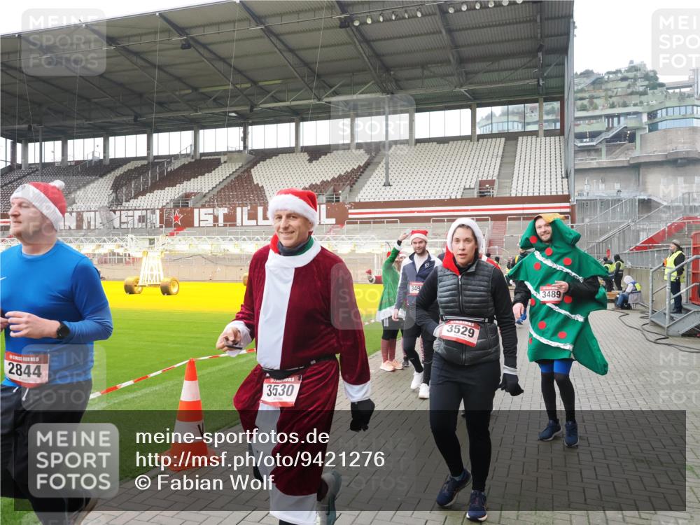 07.12.2025 - St. Pauli X-Mass-Run No. 15 Fabian Wolf http://msf.ph/oto/9421276 07.12.2025 11:45:13 Ziel 228, 291, 2246, 2624, 2844, 3485, 3489, 3492, 3529, 3530, 3552, 3575, 3578, 3920, 3921, 4103 meine-sportfotos.de