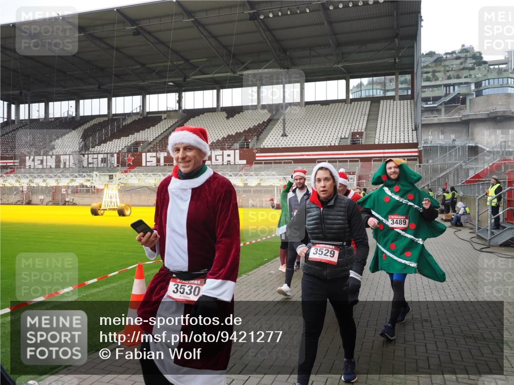 07.12.2025 - St. Pauli X-Mass-Run No. 15 Fabian Wolf http://msf.ph/oto/9421277 07.12.2025 11:45:14 Ziel 228, 291, 2624, 2844, 3485, 3489, 3492, 3529, 3530, 3575, 3578, 3920, 3921 meine-sportfotos.de
