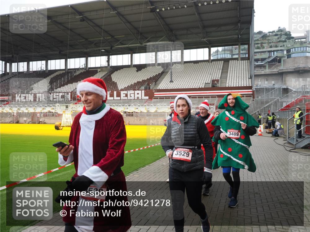 07.12.2025 - St. Pauli X-Mass-Run No. 15 Fabian Wolf http://msf.ph/oto/9421278 07.12.2025 11:45:14 Ziel 228, 291, 2624, 2844, 3485, 3489, 3492, 3529, 3530, 3575, 3578, 3920, 3921 meine-sportfotos.de