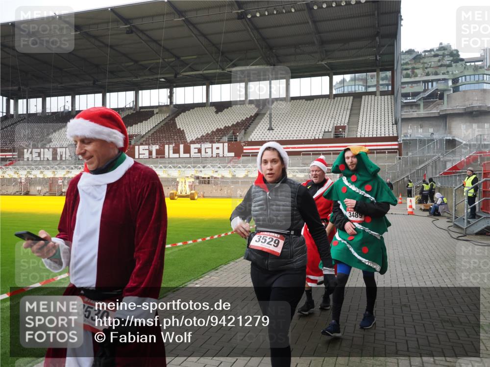 07.12.2025 - St. Pauli X-Mass-Run No. 15 Fabian Wolf http://msf.ph/oto/9421279 07.12.2025 11:45:14 Ziel 228, 291, 2624, 2844, 3485, 3489, 3492, 3529, 3530, 3575, 3578, 3920, 3921 meine-sportfotos.de