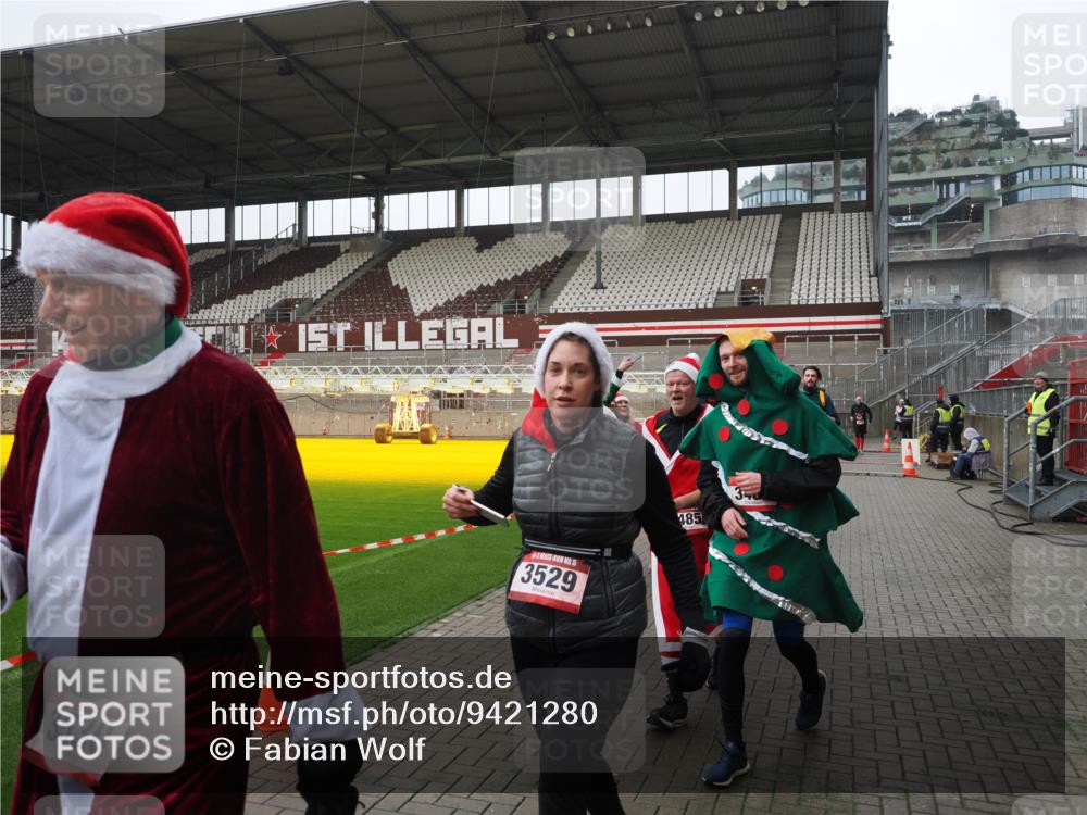 07.12.2025 - St. Pauli X-Mass-Run No. 15 Fabian Wolf http://msf.ph/oto/9421280 07.12.2025 11:45:14 Ziel 228, 291, 2624, 2844, 3485, 3489, 3492, 3529, 3530, 3575, 3578, 3920, 3921 meine-sportfotos.de
