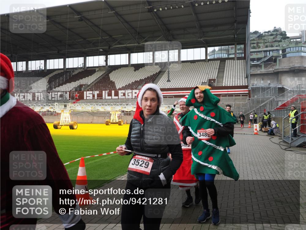 07.12.2025 - St. Pauli X-Mass-Run No. 15 Fabian Wolf http://msf.ph/oto/9421281 07.12.2025 11:45:14 Ziel 228, 291, 2624, 2844, 3485, 3489, 3492, 3529, 3530, 3575, 3578, 3920, 3921 meine-sportfotos.de