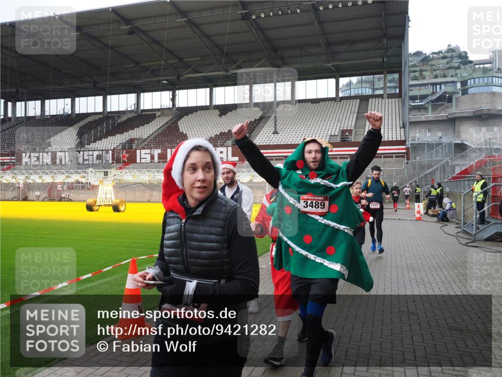 07.12.2025 - St. Pauli X-Mass-Run No. 15 Fabian Wolf http://msf.ph/oto/9421282 07.12.2025 11:45:15 Ziel 228, 291, 2372, 2624, 2844, 3485, 3489, 3492, 3529, 3530, 3575, 3578, 3920, 3921 meine-sportfotos.de