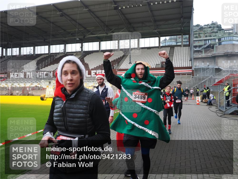 07.12.2025 - St. Pauli X-Mass-Run No. 15 Fabian Wolf http://msf.ph/oto/9421283 07.12.2025 11:45:15 Ziel 228, 291, 2372, 2624, 2844, 3485, 3489, 3492, 3529, 3530, 3575, 3578, 3920, 3921 meine-sportfotos.de