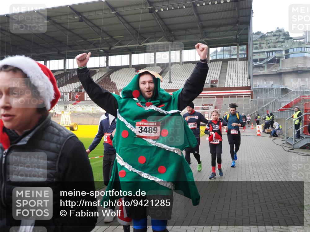07.12.2025 - St. Pauli X-Mass-Run No. 15 Fabian Wolf http://msf.ph/oto/9421285 07.12.2025 11:45:15 Ziel 228, 291, 2372, 2624, 2844, 3485, 3489, 3492, 3529, 3530, 3575, 3578, 3920, 3921 meine-sportfotos.de