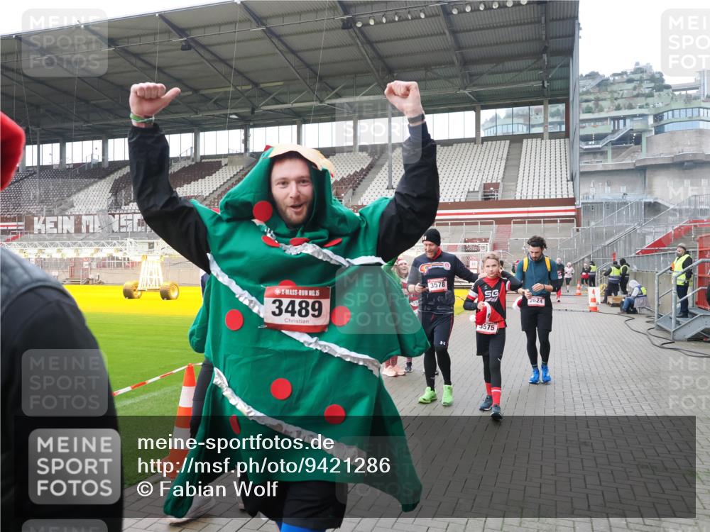 07.12.2025 - St. Pauli X-Mass-Run No. 15 Fabian Wolf http://msf.ph/oto/9421286 07.12.2025 11:45:15 Ziel 228, 291, 2372, 2624, 2844, 3485, 3489, 3492, 3529, 3530, 3575, 3578, 3920, 3921 meine-sportfotos.de