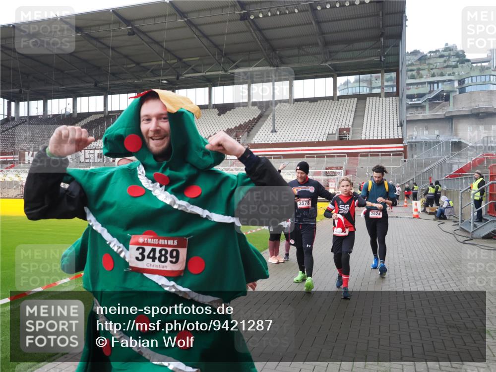 07.12.2025 - St. Pauli X-Mass-Run No. 15 Fabian Wolf http://msf.ph/oto/9421287 07.12.2025 11:45:16 Ziel 291, 2372, 2624, 2844, 3485, 3489, 3492, 3529, 3530, 3575, 3578, 3920, 3921 meine-sportfotos.de