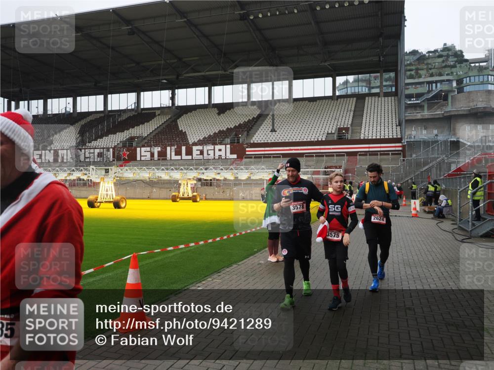 07.12.2025 - St. Pauli X-Mass-Run No. 15 Fabian Wolf http://msf.ph/oto/9421289 07.12.2025 11:45:16 Ziel 291, 2372, 2624, 2844, 3485, 3489, 3492, 3529, 3530, 3575, 3578, 3920, 3921 meine-sportfotos.de