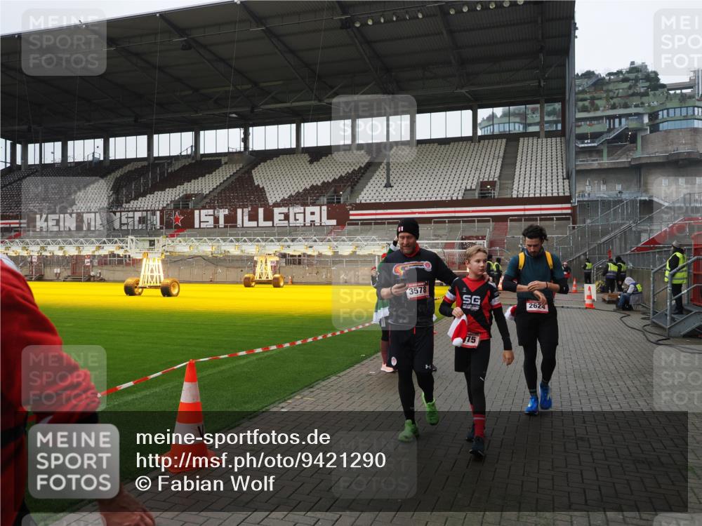 07.12.2025 - St. Pauli X-Mass-Run No. 15 Fabian Wolf http://msf.ph/oto/9421290 07.12.2025 11:45:17 Ziel 291, 2372, 2624, 2844, 3485, 3489, 3492, 3529, 3530, 3575, 3578 meine-sportfotos.de