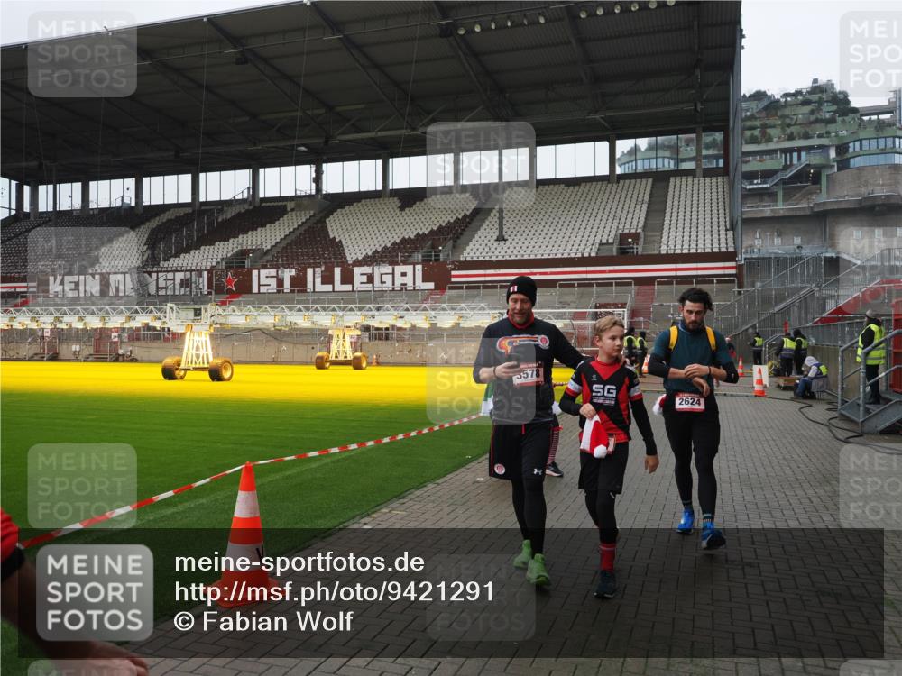 07.12.2025 - St. Pauli X-Mass-Run No. 15 Fabian Wolf http://msf.ph/oto/9421291 07.12.2025 11:45:17 Ziel 291, 2372, 2624, 2844, 3485, 3489, 3492, 3529, 3530, 3575, 3578 meine-sportfotos.de