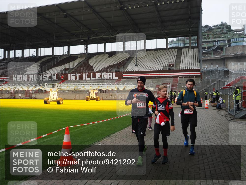 07.12.2025 - St. Pauli X-Mass-Run No. 15 Fabian Wolf http://msf.ph/oto/9421292 07.12.2025 11:45:17 Ziel 291, 2372, 2624, 2844, 3485, 3489, 3492, 3529, 3530, 3575, 3578 meine-sportfotos.de