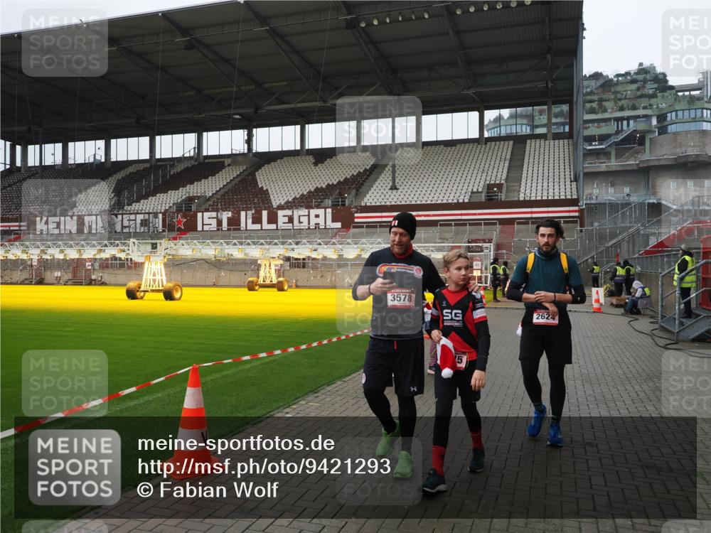07.12.2025 - St. Pauli X-Mass-Run No. 15 Fabian Wolf http://msf.ph/oto/9421293 07.12.2025 11:45:17 Ziel 291, 2372, 2624, 2844, 3485, 3489, 3492, 3529, 3530, 3575, 3578 meine-sportfotos.de